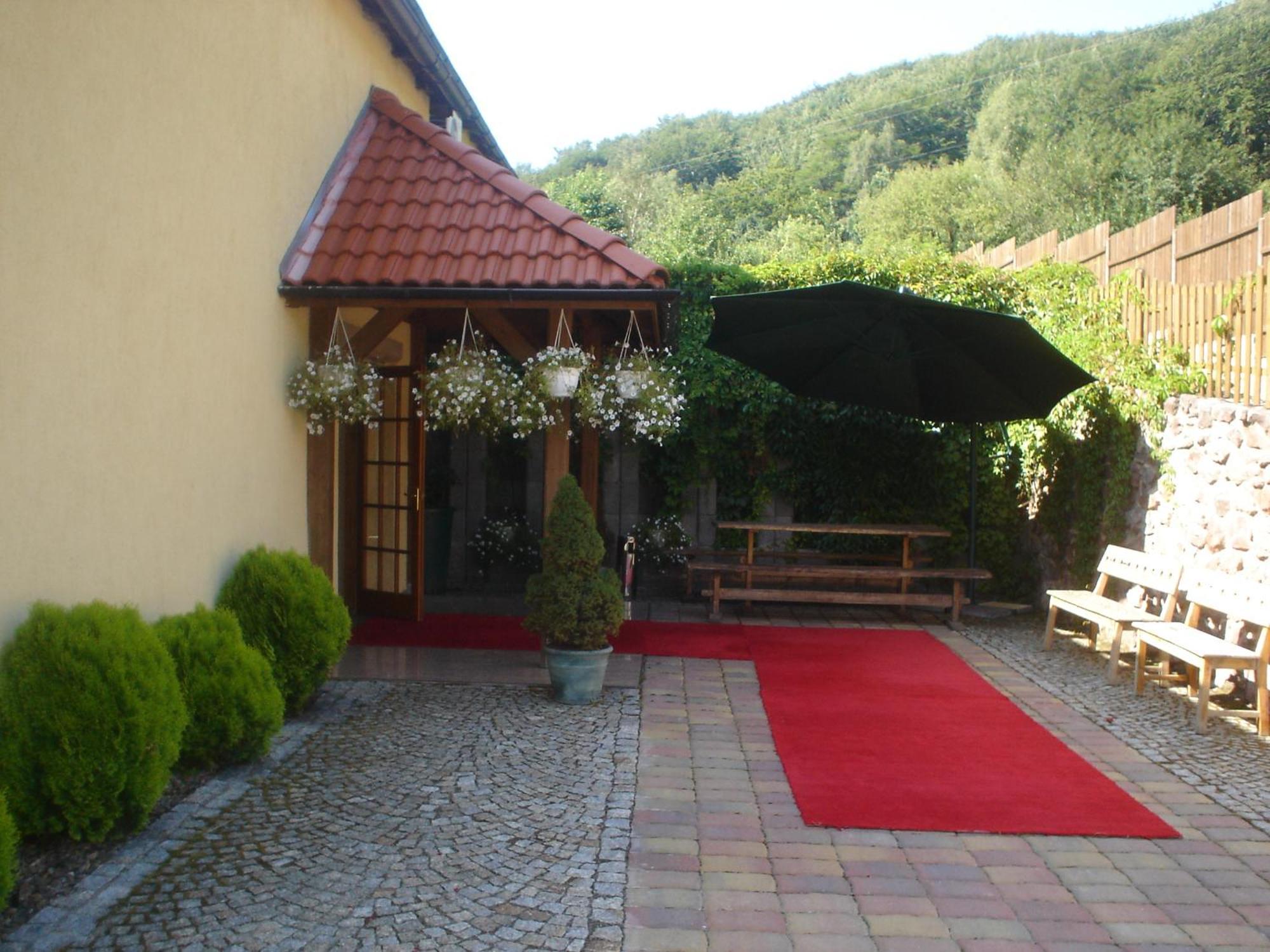 Zielone Wzgorze Hostel Walbrzych Ngoại thất bức ảnh