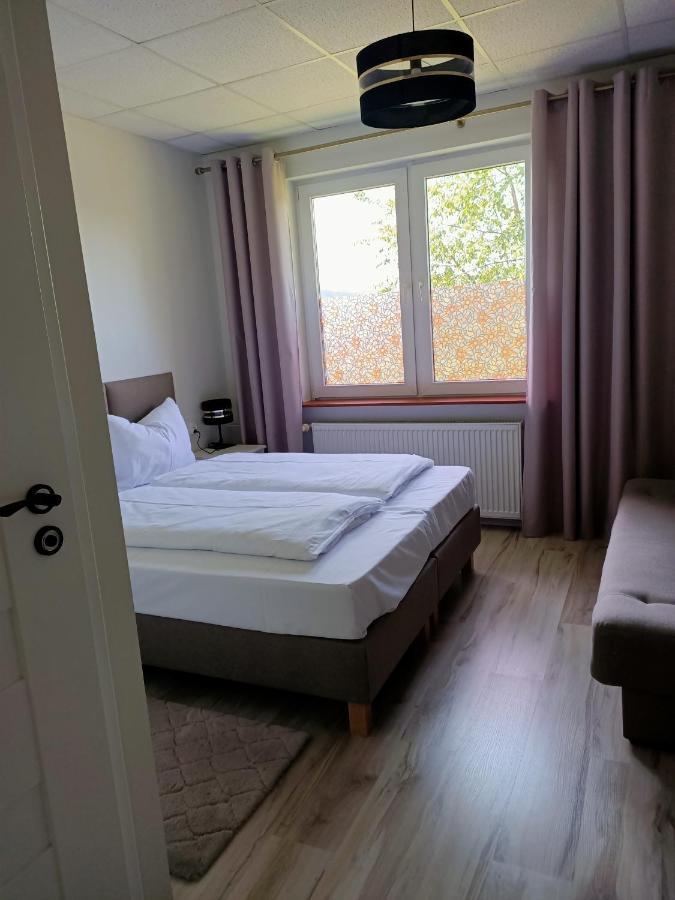 Zielone Wzgorze Hostel Walbrzych Ngoại thất bức ảnh
