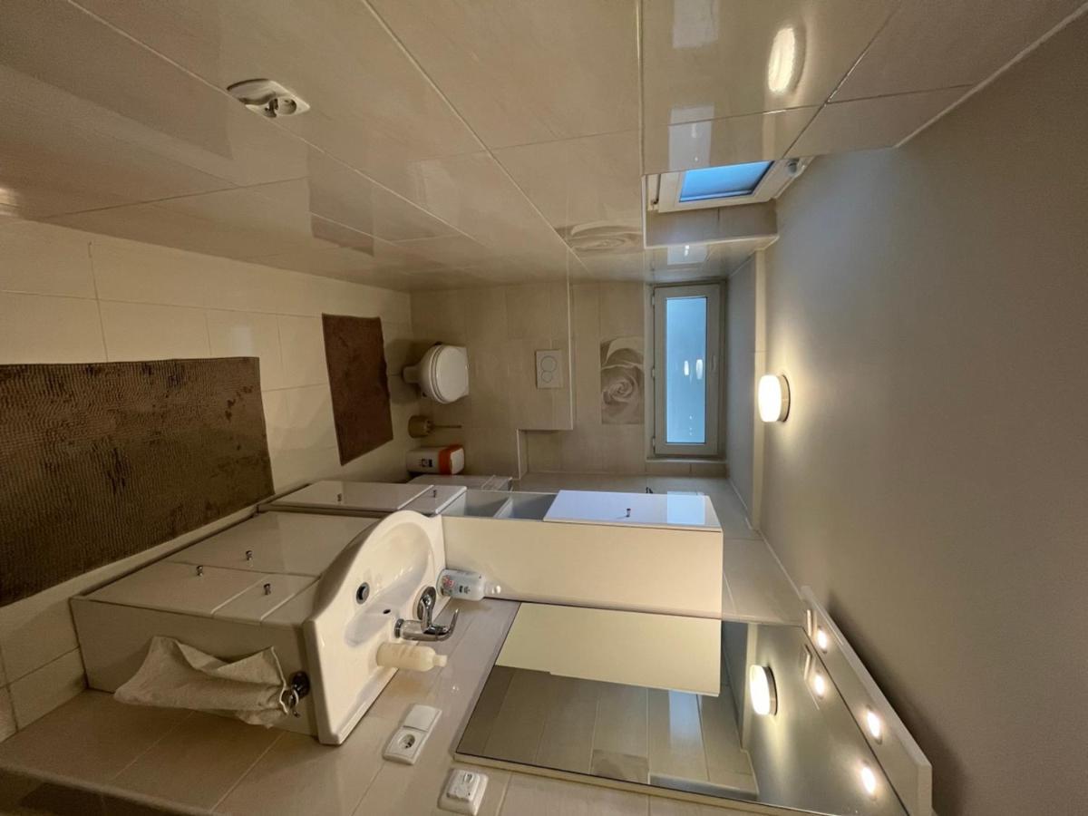 Zielone Wzgorze Hostel Walbrzych Ngoại thất bức ảnh